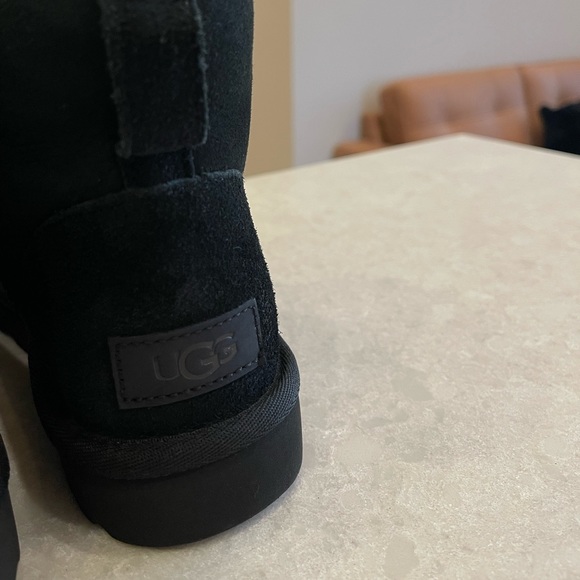New UGG Women’s Black Classic Mini II Boot, Size 6 - Picture 11 of 13